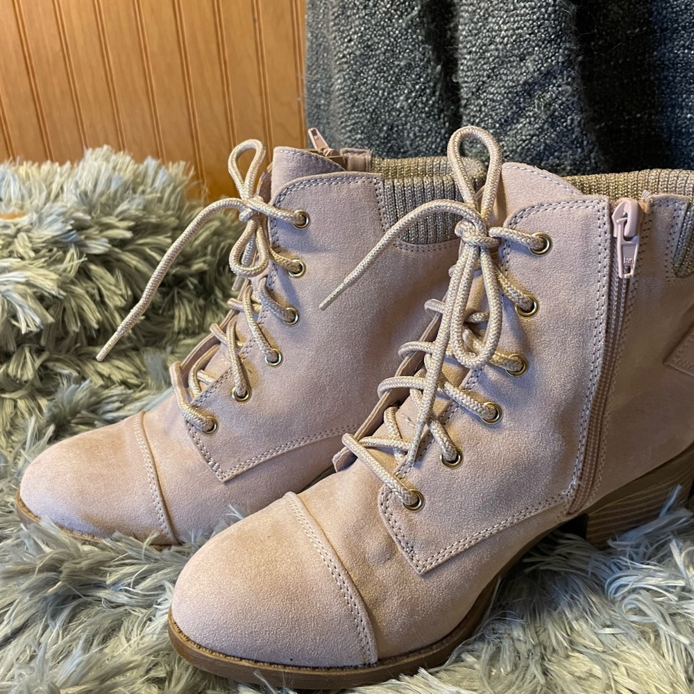 Boots - Picture 6 of 7